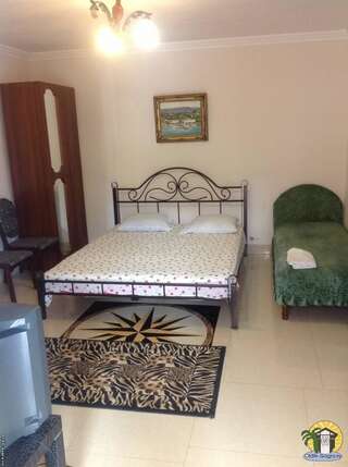 Мини-отель Mini-hotel Timur Гагра Бюджетный трехместный номер-4